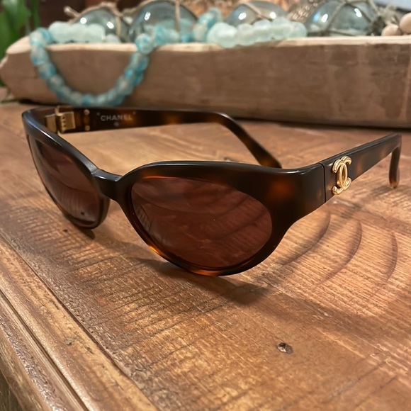 CHANEL Accessories - Chanel Brown Interlocking CC Logo Cat-Eye Sunglasses